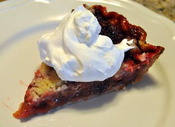 This strawberry rhubarb pie recipe screams spring. And I love the crumble topping. Nothing beats these flavors each spring. #Pie #Rhubarb #Strawberry