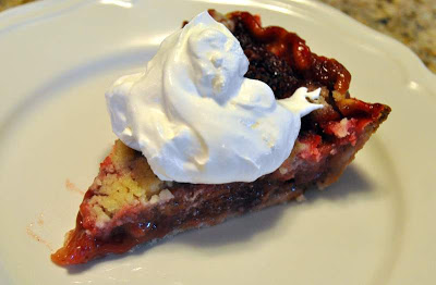 This strawberry rhubarb pie recipe screams spring. And I love the crumble topping. Nothing beats these flavors each spring. #Pie #Rhubarb #Strawberry