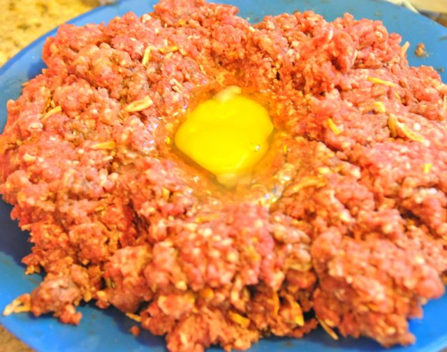 adding an egg to hamburgers for binding