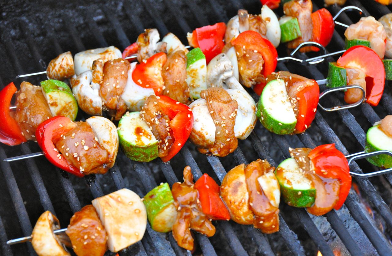 Spicy Asian chicken kabobs are grilled chicken kabobs inspired by the flavors found in some of your favorite Chinese food dishes.
