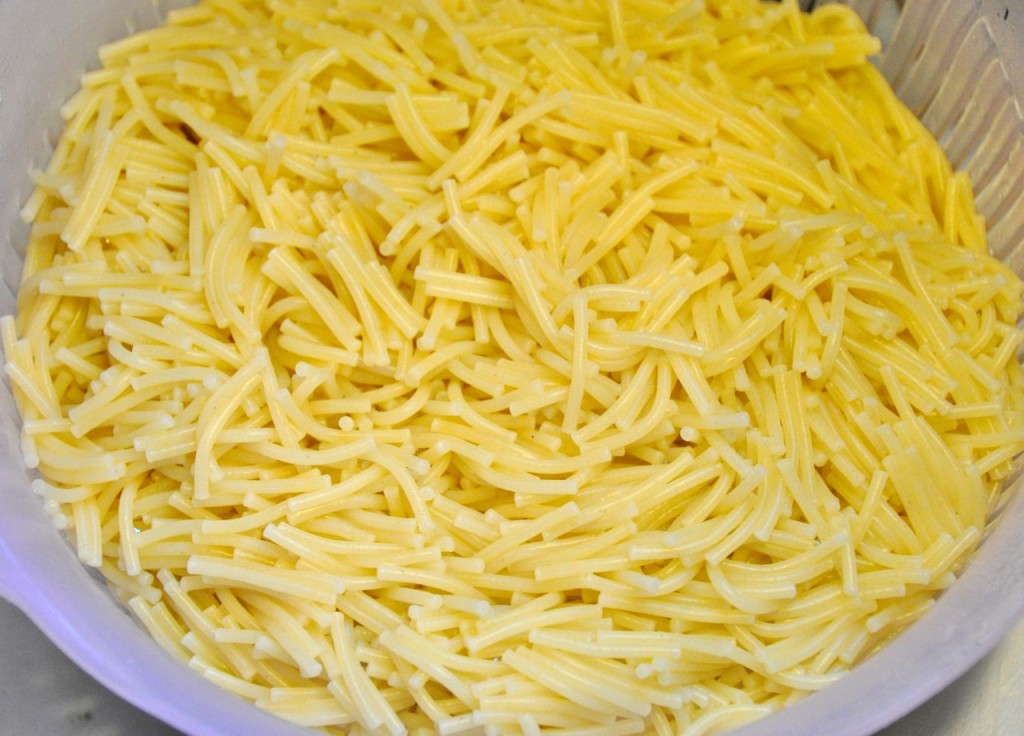 cooked spaghetti noodles