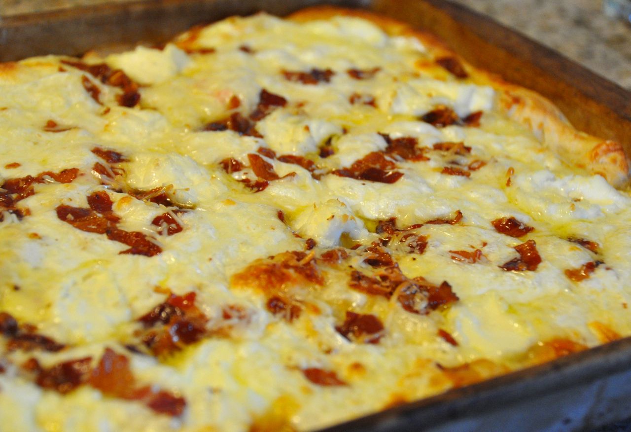 Bacon and cheese pizza