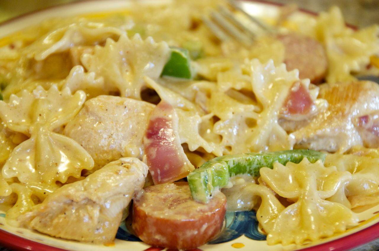 Cast Iron Wednesday - Chicken and Smoked Sausage Pasta - Lodge 9