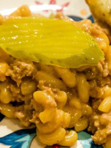 Cheeseburger macaroni recipe is a quick and easy homemade cheeseburger hamburger helper that is sure to please cheeseburger and macaroni and cheese lovers. #EasyDinner #Beef #HamburgerHelper #Cheese #DinnerIdeas