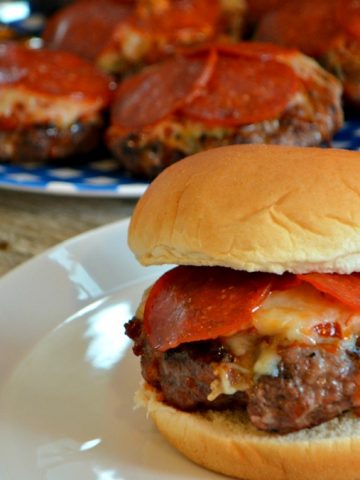 If you have a hard time choosing between burgers or pizza, these pepperoni pizza burgers will be your new favorite burger combining two All-American favorites.