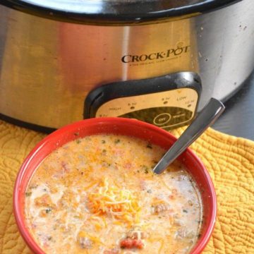 Crock Pot Low-Carb Taco Soup - Whether you are eating low-carb or gluten-free, this keto taco soup recipe is sure to be loved by all Mexican food lovers.