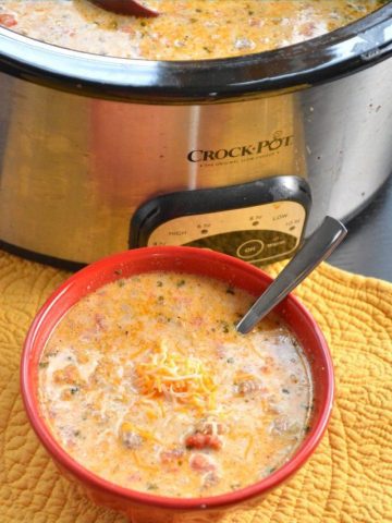 Crock Pot Low-Carb Taco Soup - Whether you are eating low-carb or gluten-free, this keto taco soup recipe is sure to be loved by all Mexican food lovers.