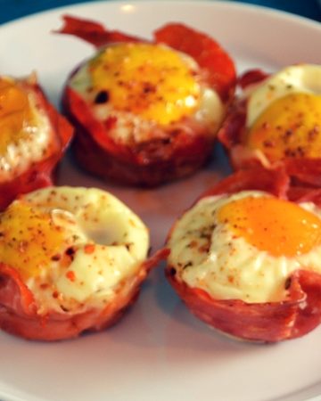 On the search for a low-carb breakfast to hold in your hand. Low-carb egg muffins are the breakfast recipe to make.
