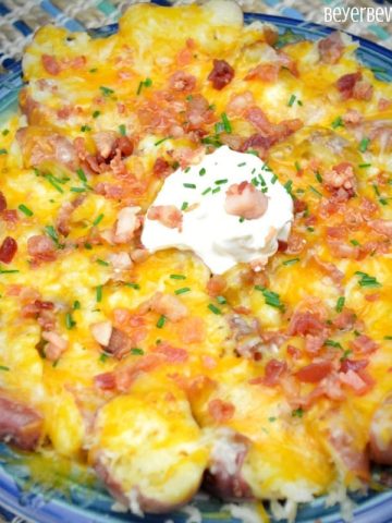 Quick cheesy potatoes are an easy loaded cheesy potatoes recipe with all of your loaded baked potato toppings that can be done in under 20 minutes.