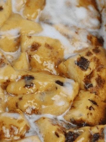 Crock Pot Cinnamon Roll Monkey Bread combines two tubes of refrigerator cinnamon rolls with caramel sauce that becomes a gooey cinnamon pull-apart bread that is drowned in icing to finish it off.  #crockpot #MonkeyBread #CinnamonRolls #Breakfast