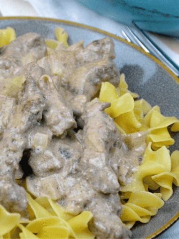 Cube steak beef stroganoff recipe is one that is made gluten-free and can be served over noodles or rice for your family while it is also great over cauliflower rice for a low-carb beef stroganoff. #Lowcarb #Beef #CubeSteaks #EasyDinner #DinnerRecipes #Recipes