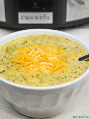 Low Carb Broccoli Cauliflower soup is the low-carb version of cheddar and broccoli soup with the help of cream cheese, heavy whipping cream, and xanthan gum to make the broccoli and cauliflower come together for a creamy low-carb soup.