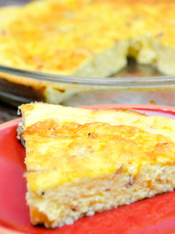 Crustless cheese and bacon quiche is a velvety smooth quiche recipe made quickly in the blender with eggs, cottage cheese, cream and then combined with bacon in a pie pan.