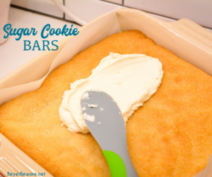 Sugar Cookie Bars zijn een eenvoudige bar cookie gemaakt met een pakket van Betty Crocker sugar cookie mix, boter, en eieren gegarneerd met een zelfgemaakte Lofthouse cookie type icing voor een snelle en eenvoudige traktatie.