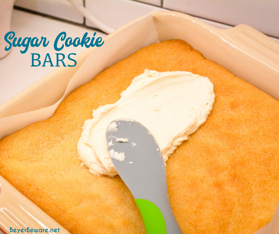 Sugar Cookie Bars sind eine einfache Bar Cookie mit einem Paket von Betty Crocker Sugar Cookie Mix, Butter und Eier gekrönt mit einem hausgemachten Lofthouse Cookie Typ Vereisung für eine schnelle und einfache Behandlung.