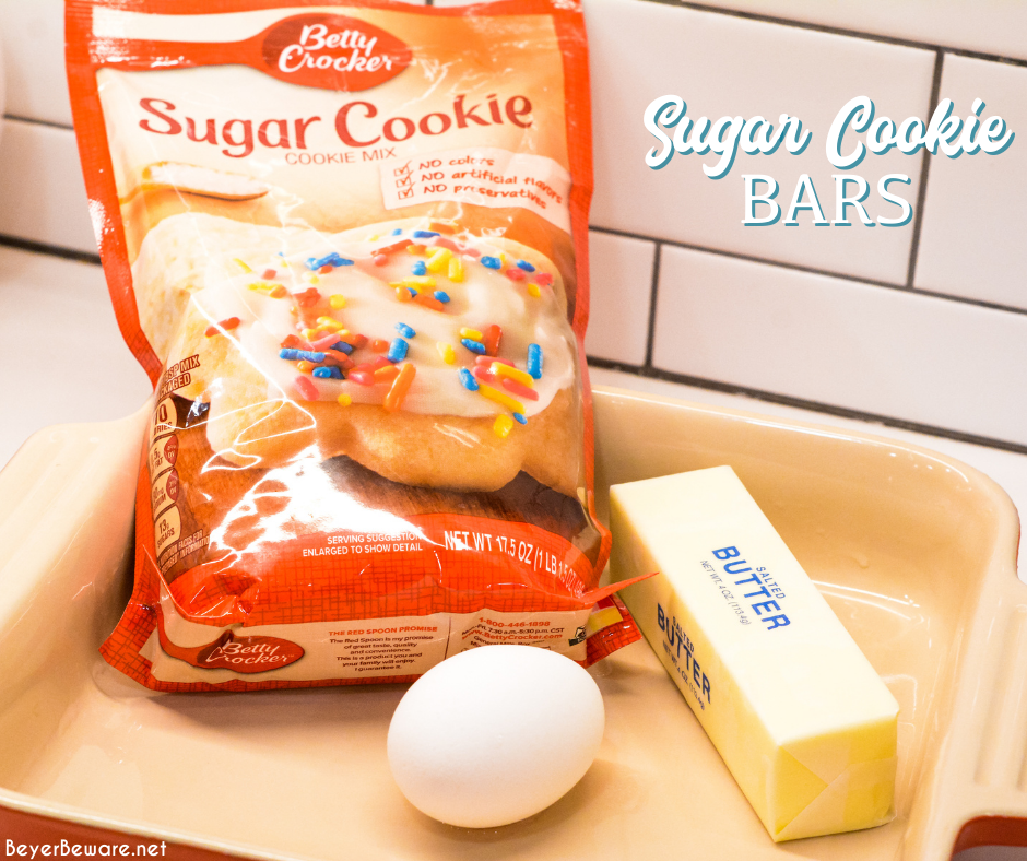 Sukker Cookie Barer er en enkel bar cookie laget Med En pakke Med betty Crocker sukker cookie mix, smør og egg toppet med en hjemmelaget Lofthouse cookie type glasur for en rask og enkel godbit.