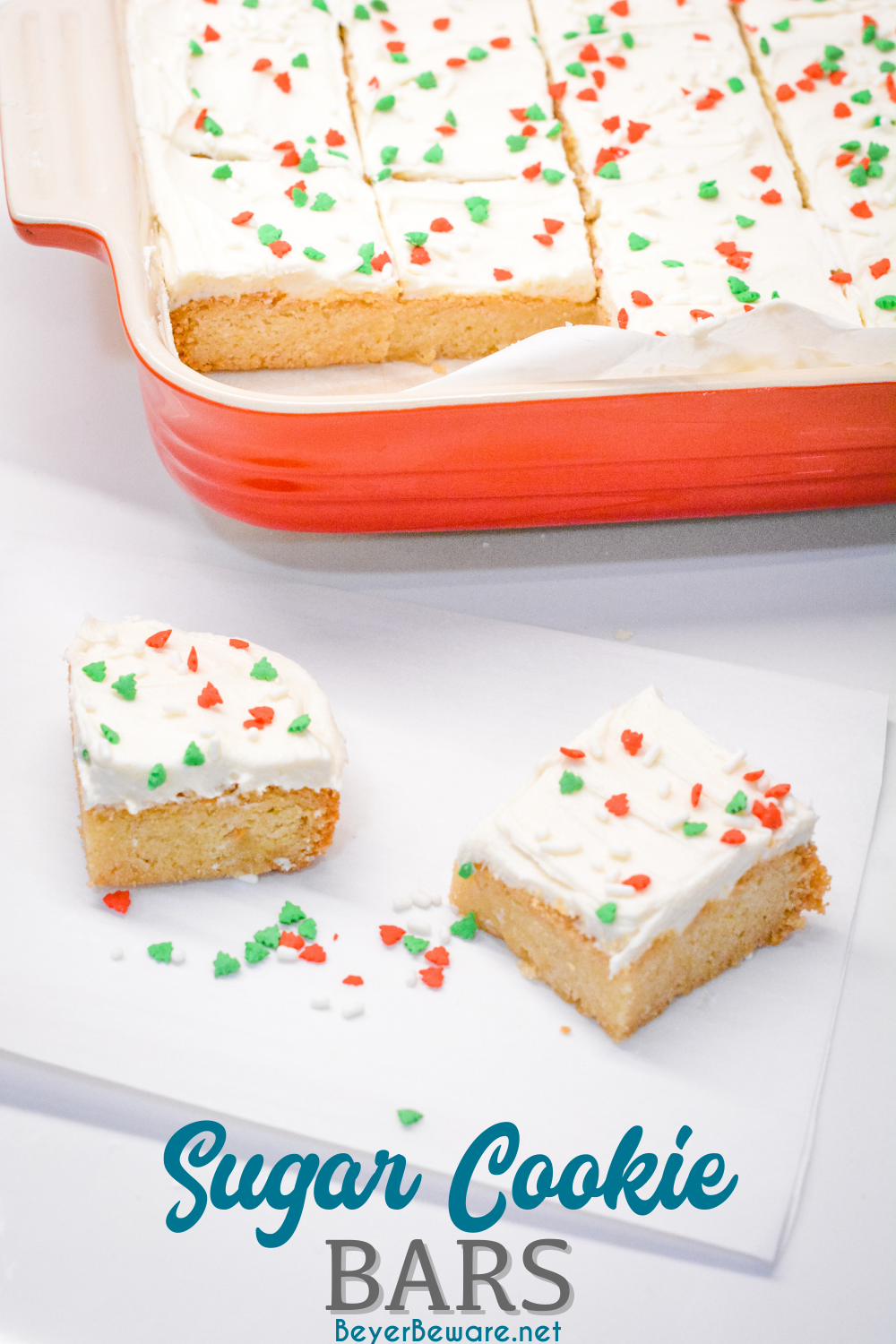 Sugar Cookie Bars sind ein einfacher Bar-Cookie aus einer Packung Betty Crocker Sugar Cookie Mix, Butter und Eiern, der mit einem hausgemachten Lofthouse Cookie-Zuckerguss für eine schnelle und einfache einfache Behandlung.