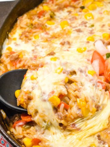 If you are looking for a quick and easy ground beef recipe, this arroz con carne molida is the perfect Mexican cheesy rice and ground beef skillet.