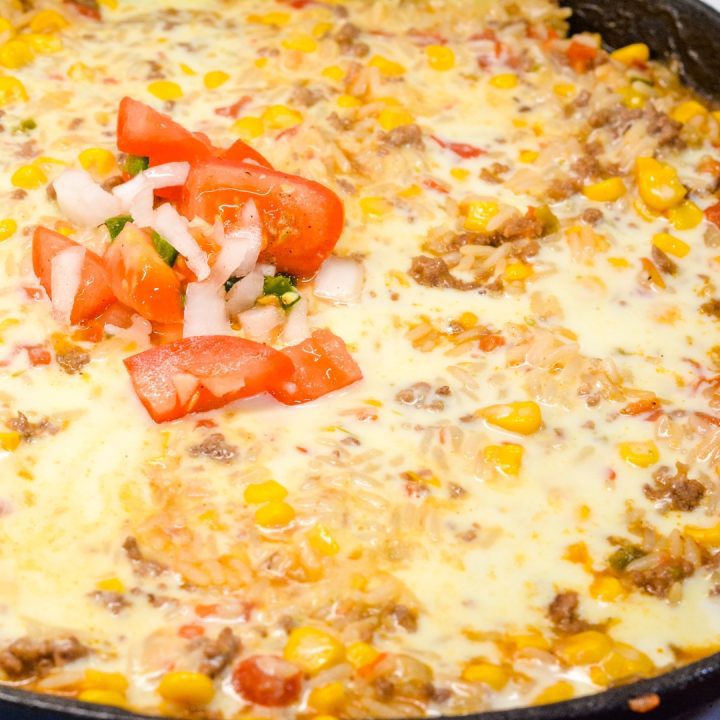 If you are looking for a quick and easy ground beef recipe, this arroz con carne molida is the perfect Mexican cheesy rice and ground beef skillet.