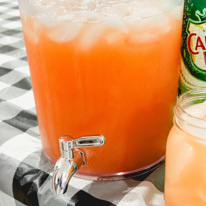 Finally, pour the ginger ale into the pineapple juice and lemonade. Add ice cubes.