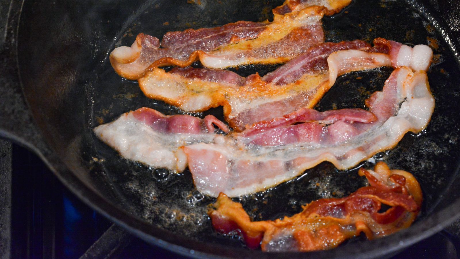 frying crispy bacon