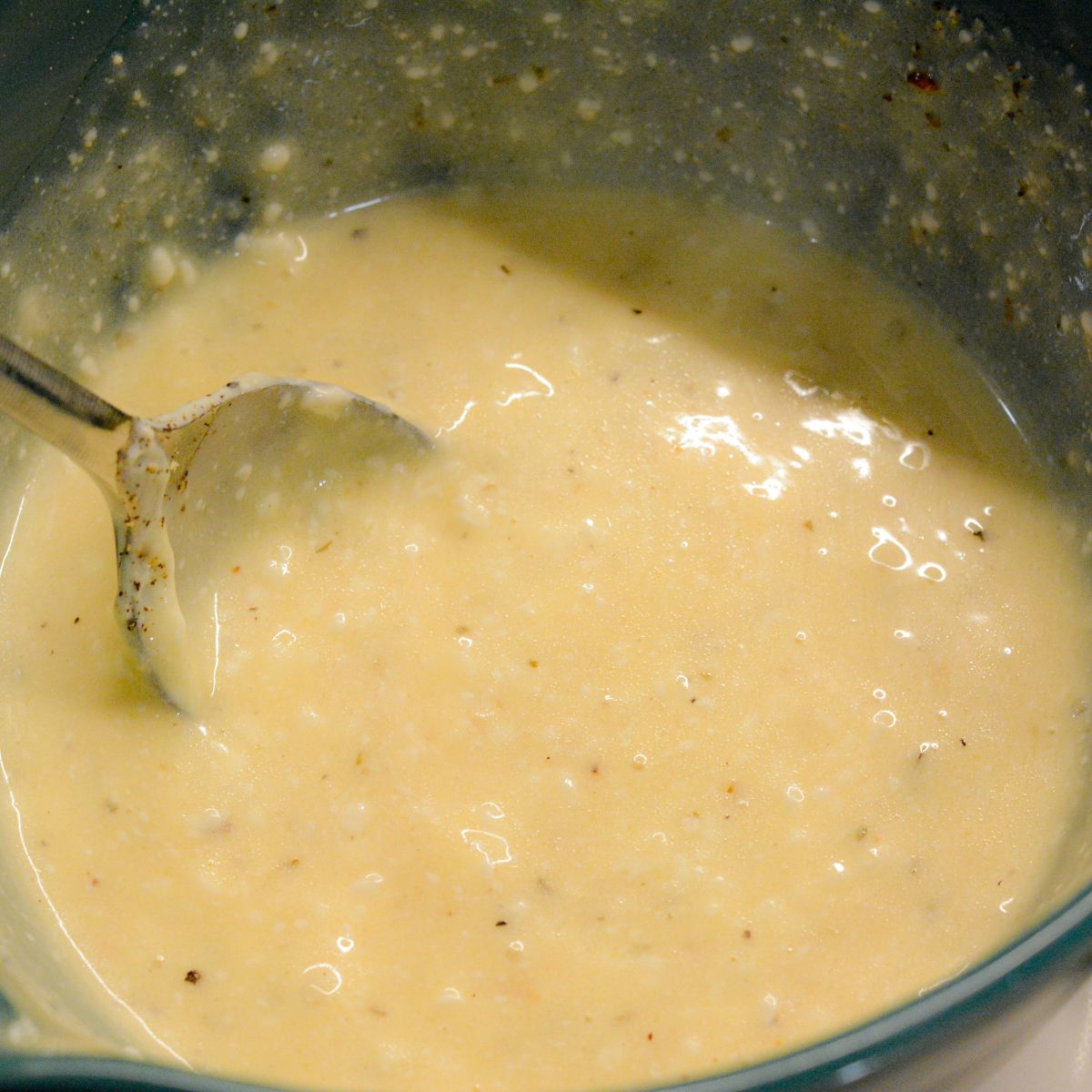 In a small bowl, whisk together the Olive Garden Italian dressing, mayonnaise, garlic powder, Italian seasoning, salt, and pepper until smooth and creamy.